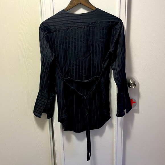 Silk mix aritzia blouse! Size xxs excellent condition! - Picture 3 of 4